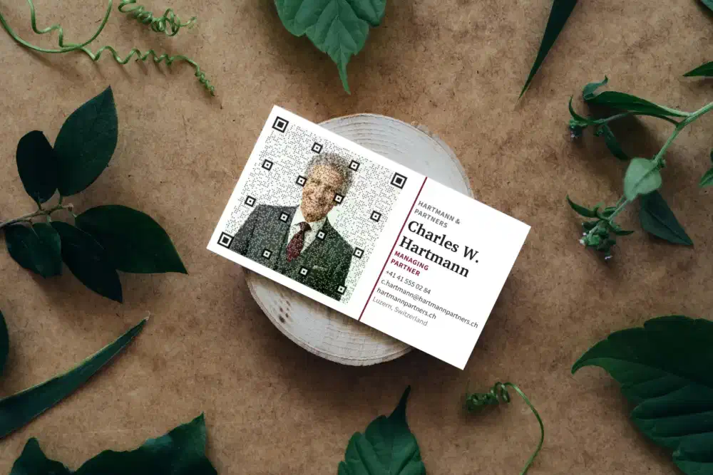 Tarjeta de visita con Picture QR Code y foto sobre una superficie de madera