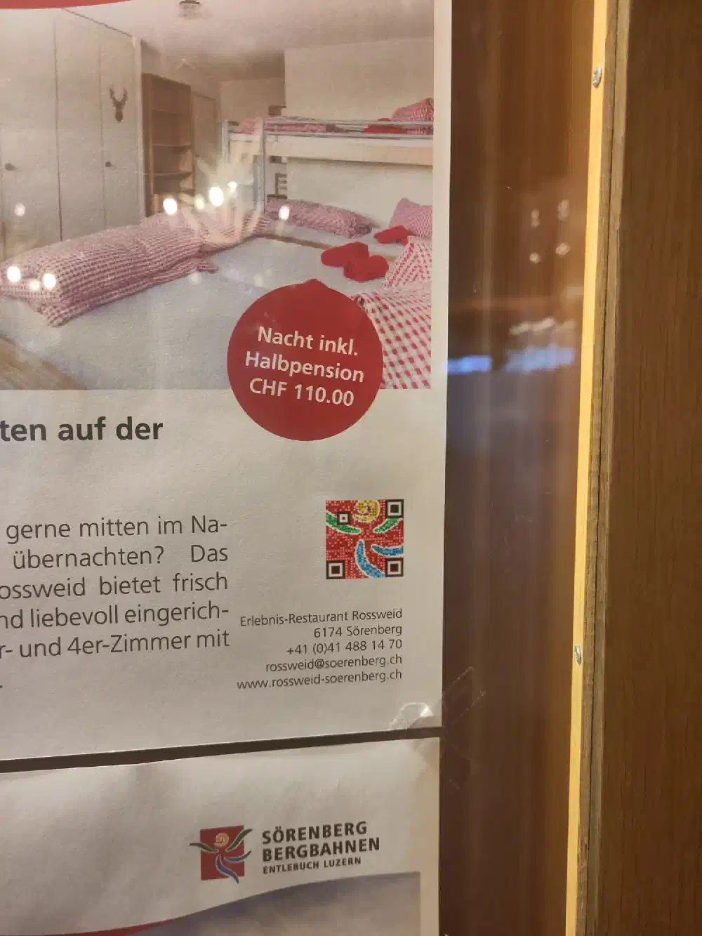 Picture QR code con un logo en un anuncio de hotel