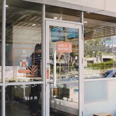 Picture QR code showcase: shop window with a qr code with a logo